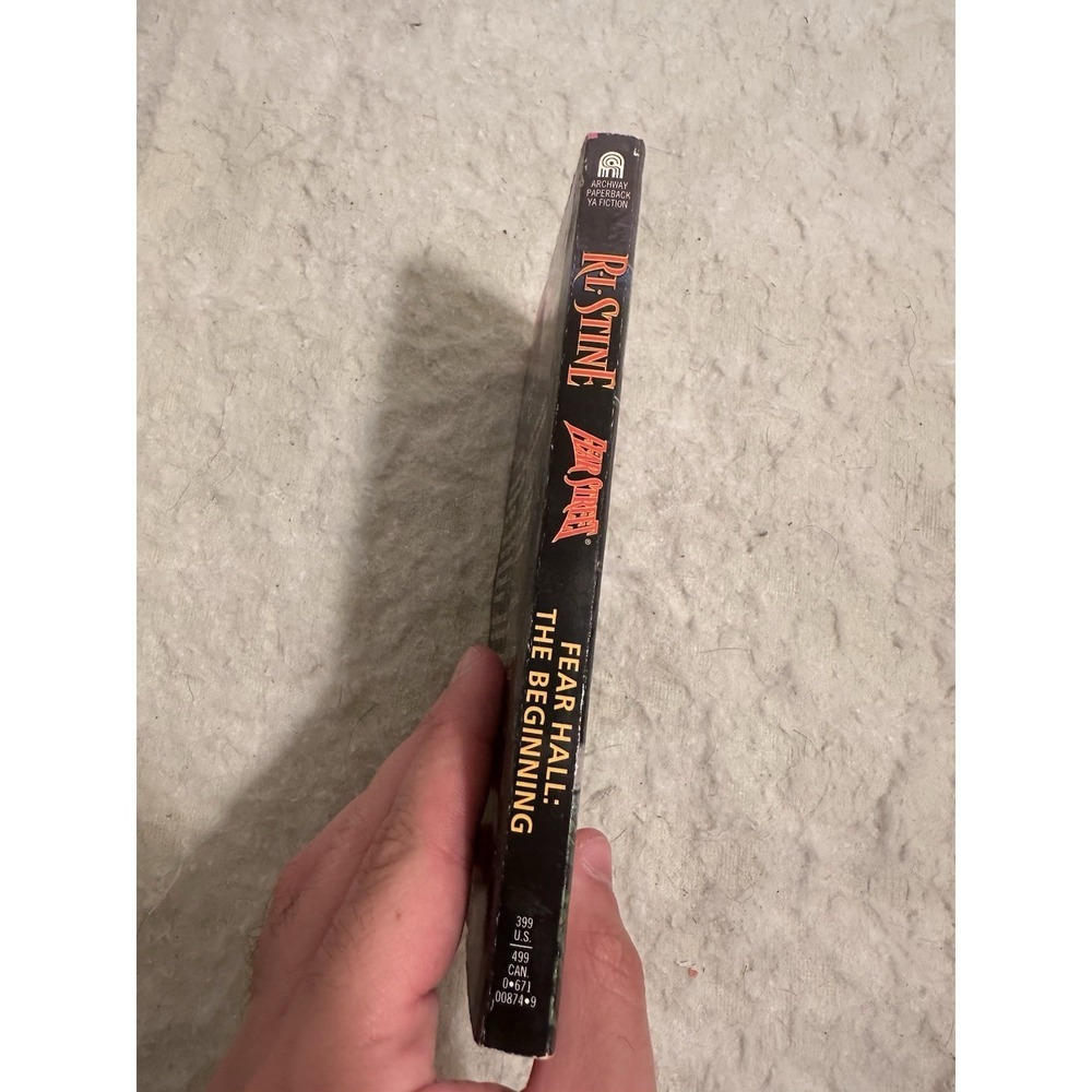 R.L. Stine Fear Street - FEAR HALL : THE BEGINNING - Picture 2 of 7